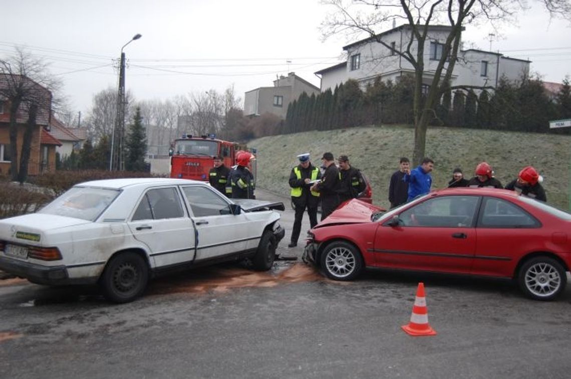 Honda i mercedes na śliskiej i oblodzonej jezdni Honda i mercedes na śliskiej i oblodzonej jezdni
