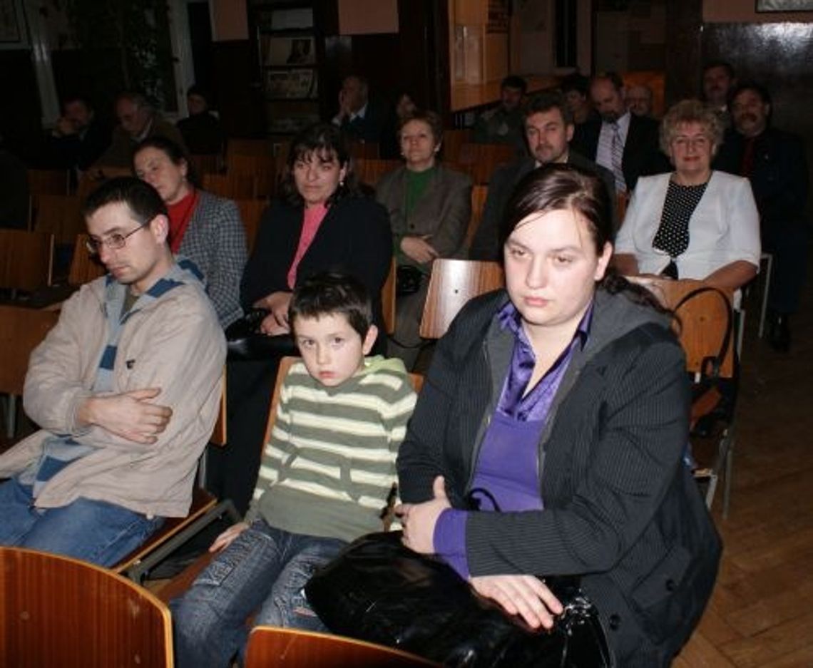 I po debacie. Krzeseł mnóstwo, władze były I po debacie. Krzeseł mnóstwo, władze były