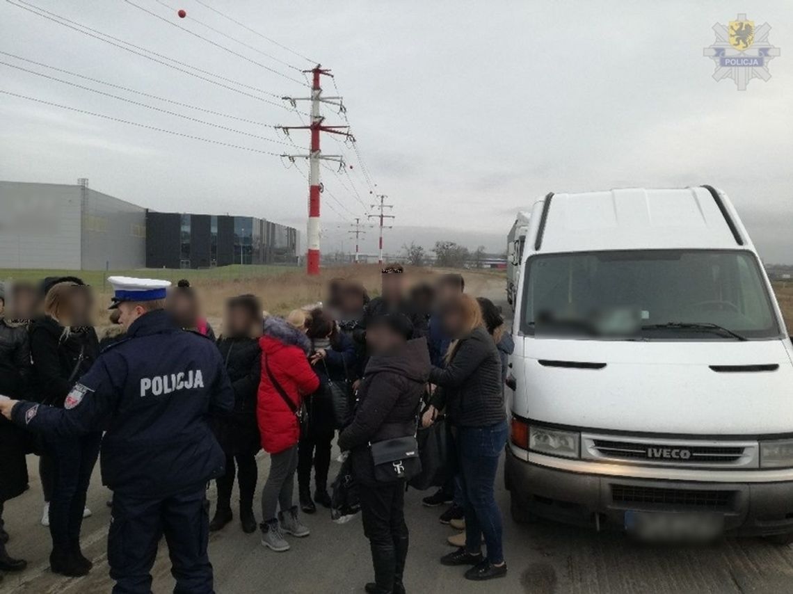 Ile osób zmieści się w 20-osobowym busie? Przekonali się o tym policjanci w Rusocinie.