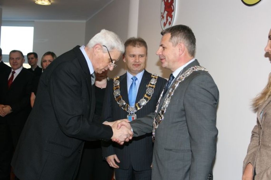 Insygnia władzy lokalnej. Sposób na podniesienie prestiżu? Insygnia władzy lokalnej. Sposób na podniesienie prestiżu?