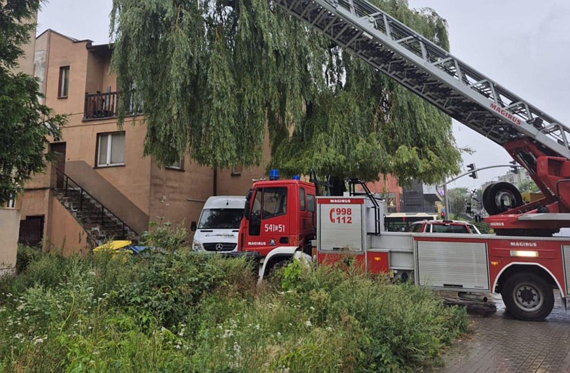 Intensywny deszcz zalał dach budynku i mieszkania. Ewakuowano sześć osób