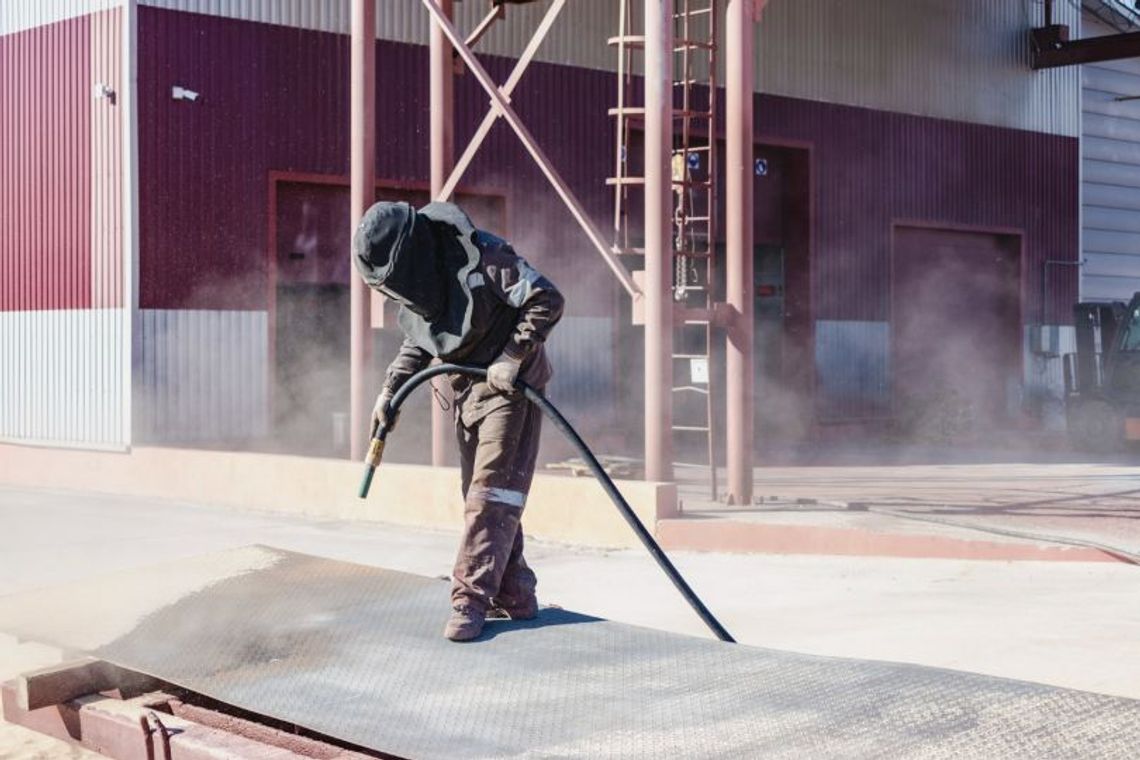 Jak działa i na czym polega proces piaskowania?