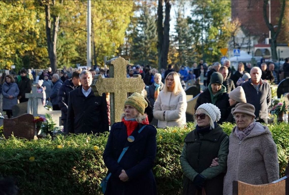 Jak i gdzie parkować w okresie Wszystkich Świętych? Dodatkowe linie autobusowe na cmentarz