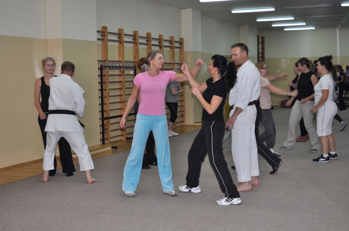 Jak obronić się przed napastnikiem, czyli kurs samoobrony dla kobiet Jak obronić się przed napastnikiem, czyli kurs samoobrony dla kobiet