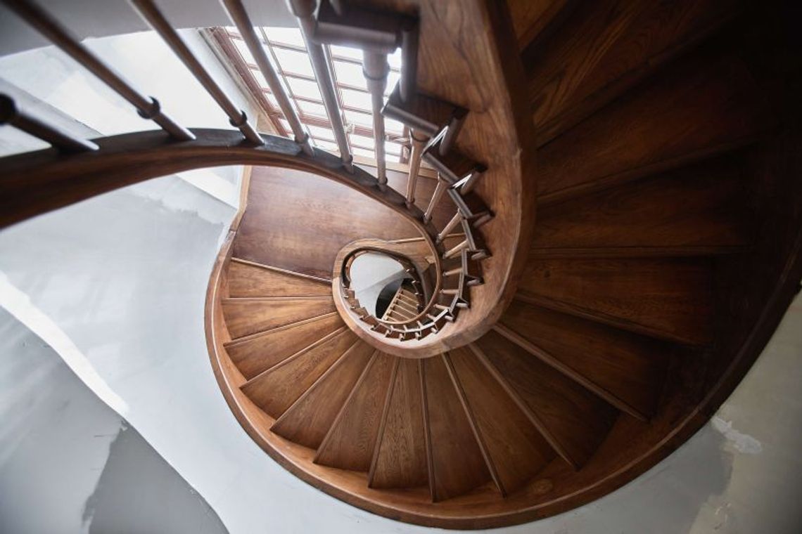 Jak odnowić drewniane schody w Twoim domu? Woodex doradza, jak to zrobić profesjonalnie.