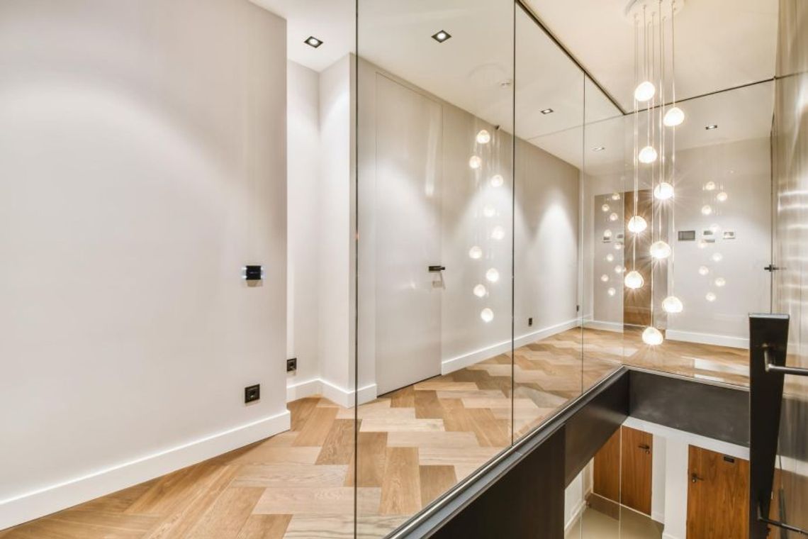 Jak oświetlić schody? Praktyczny przewodnik po oświetleniu schodowym