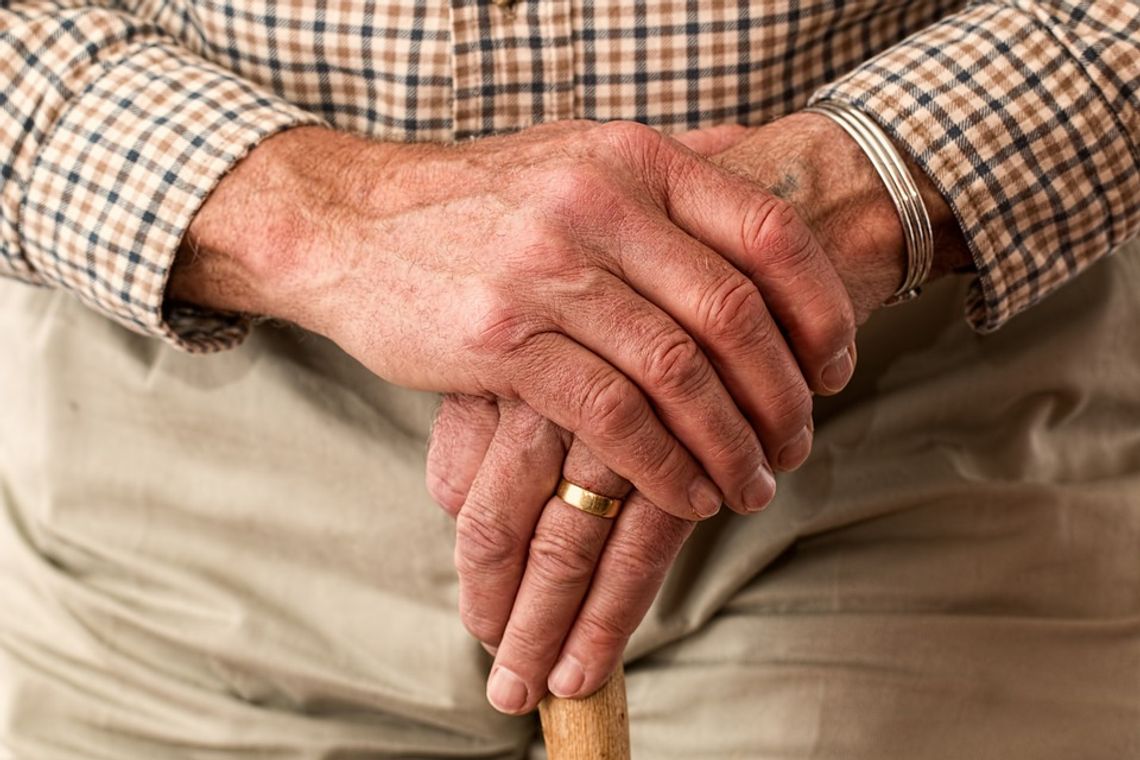 Jak uchronić seniorów przed licznymi zagrożeniami