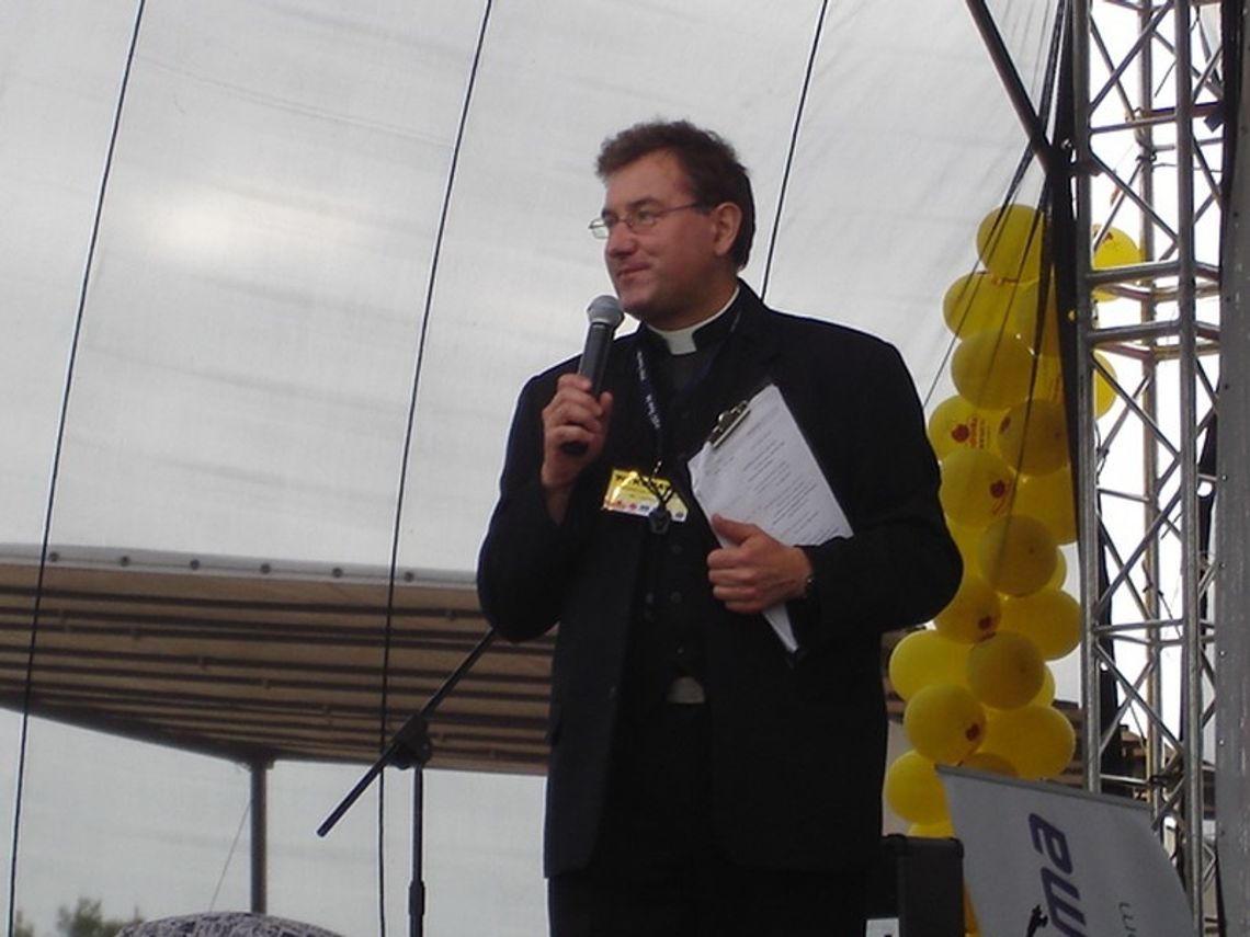 Jak zabawić cały powiat. Ksiądz z akordeonem Jak zabawić cały powiat. Ksiądz z akordeonem