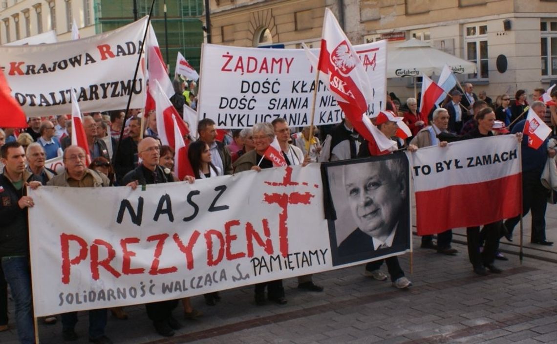 Jasne pytania w ciemności kłamstw, niedomówień i manipulacji