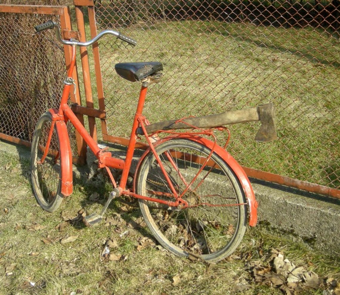 Jechał rowerem do pracy - na bani, z siekierą Jechał rowerem do pracy - na bani, z siekierą