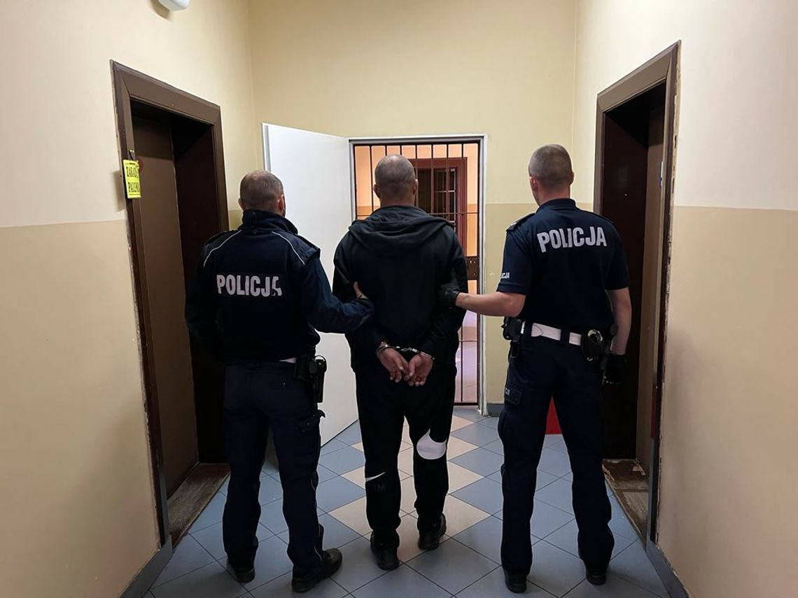 Jechał z wybitą szybą i podawał fałszywe dane. Był poszukiwany