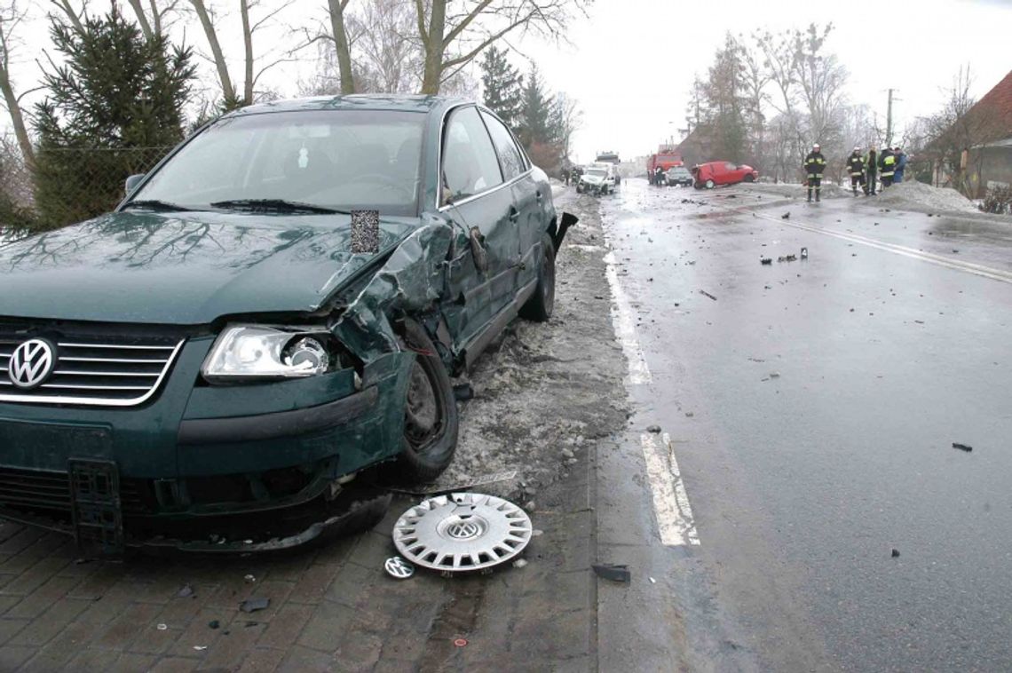 Jeden błąd kierowcy - dwóch rannych i cztery auta rozbite Jeden błąd kierowcy - dwóch rannych i cztery auta rozbite