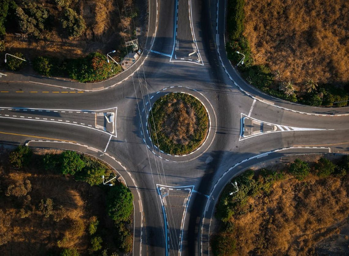 Jeden wypadł z drogi, a drugi zatrzymał się na środku ronda Jeden wypadł z drogi, a drugi zatrzymał się na środku ronda
