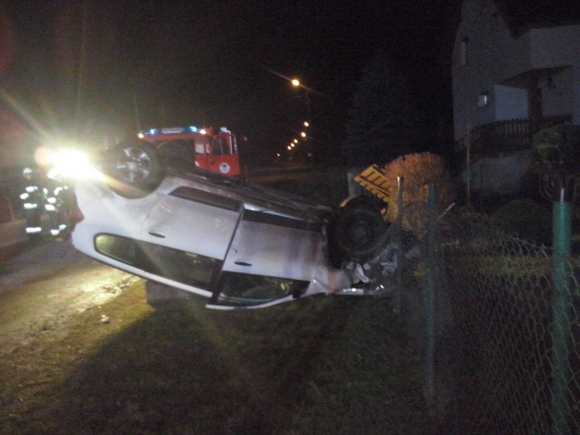 Jedna osoba w szpitalu po dachowaniu i uderzeniu w płot Jedna osoba w szpitalu po dachowaniu i uderzeniu w płot