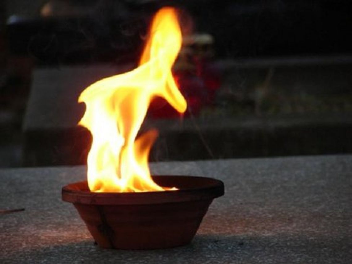 Jedyny czas w roku, gdy na cmentarzach jest więcej ludzi niż grobów...