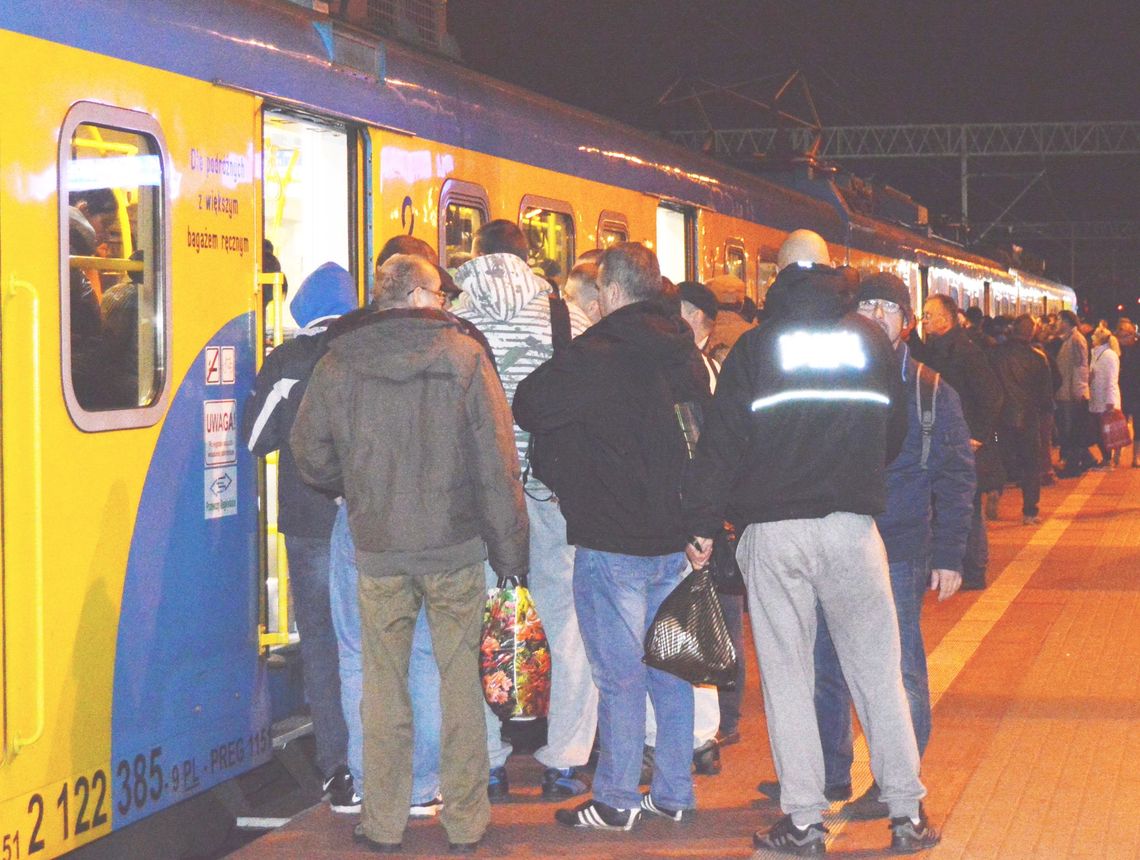 „Jedziemy do pracy dosłownie jak bydło”. „Mężczyzna wpadł na tory” „Jedziemy do pracy dosłownie jak bydło”. „Mężczyzna wpadł na tory”
