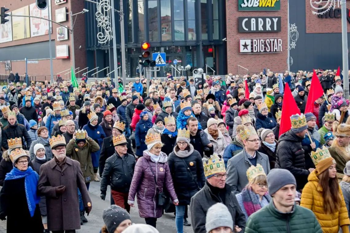 Jutro ulicami miast i wsi przejdą barwne Orszaki Trzech Króli. Sprawdźcie skąd i o której wystartują