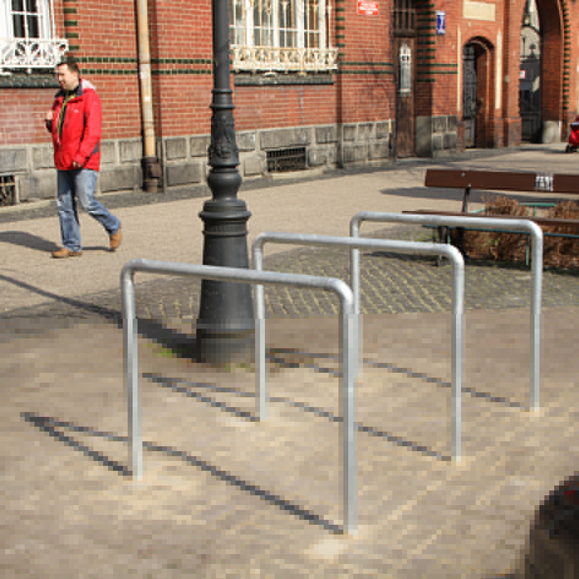 Już są! Nowe stojaki na rowery: przy poczcie, urzędzie oraz MOPS