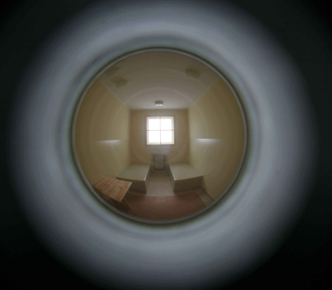 Kamera nagrała jak kradł z sejfu kopertę z utargiem Kamera nagrała jak kradł z sejfu kopertę z utargiem