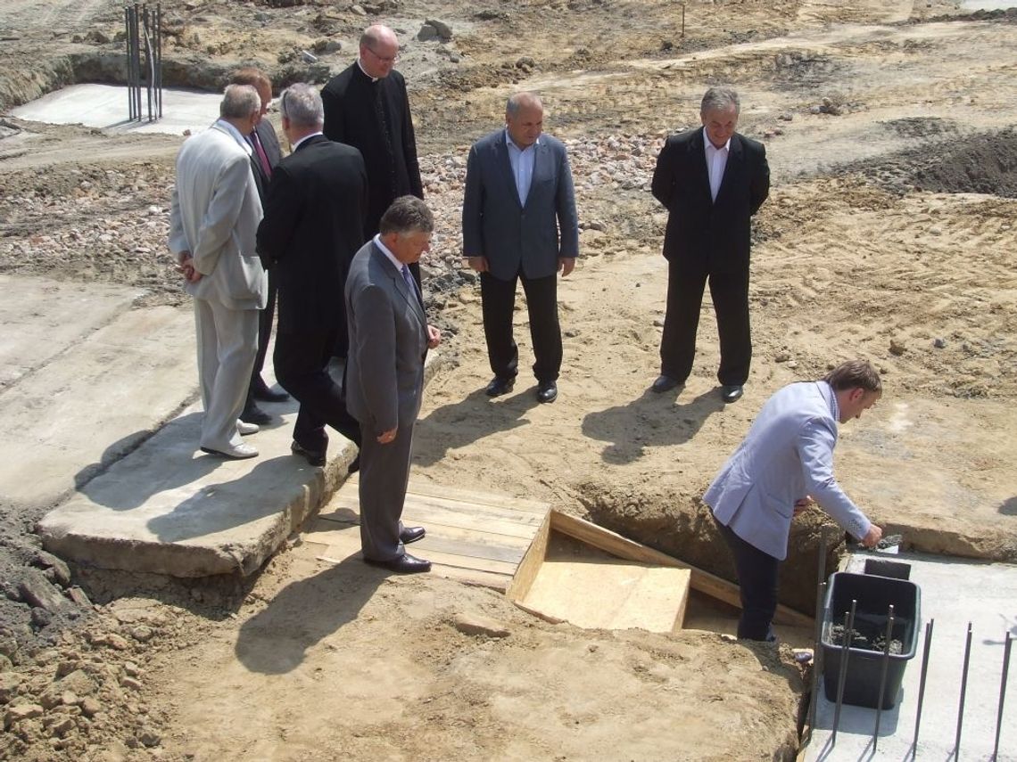 Kamień węgielny pod galerię wmurowali razem z... Kamień węgielny pod galerię wmurowali razem z...