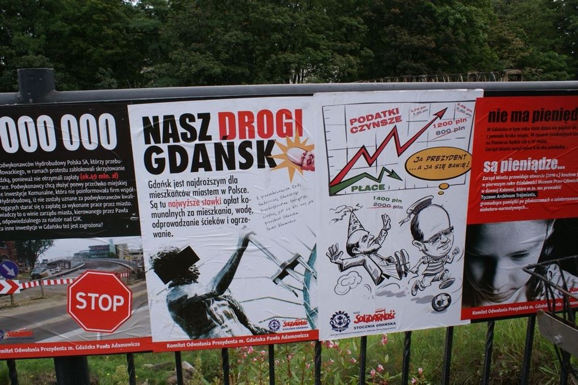 Kamieniami w protestujących!!! Po stronie prawdy - pod Urzędem Miasta w Gdańsku. Głodujący na oczach prezydenta Adamowicza Kamieniami w protestujących!!! Po stronie prawdy - pod Urzędem Miasta w Gdańsku. Głodujący na oczach prezydenta Adamowicza