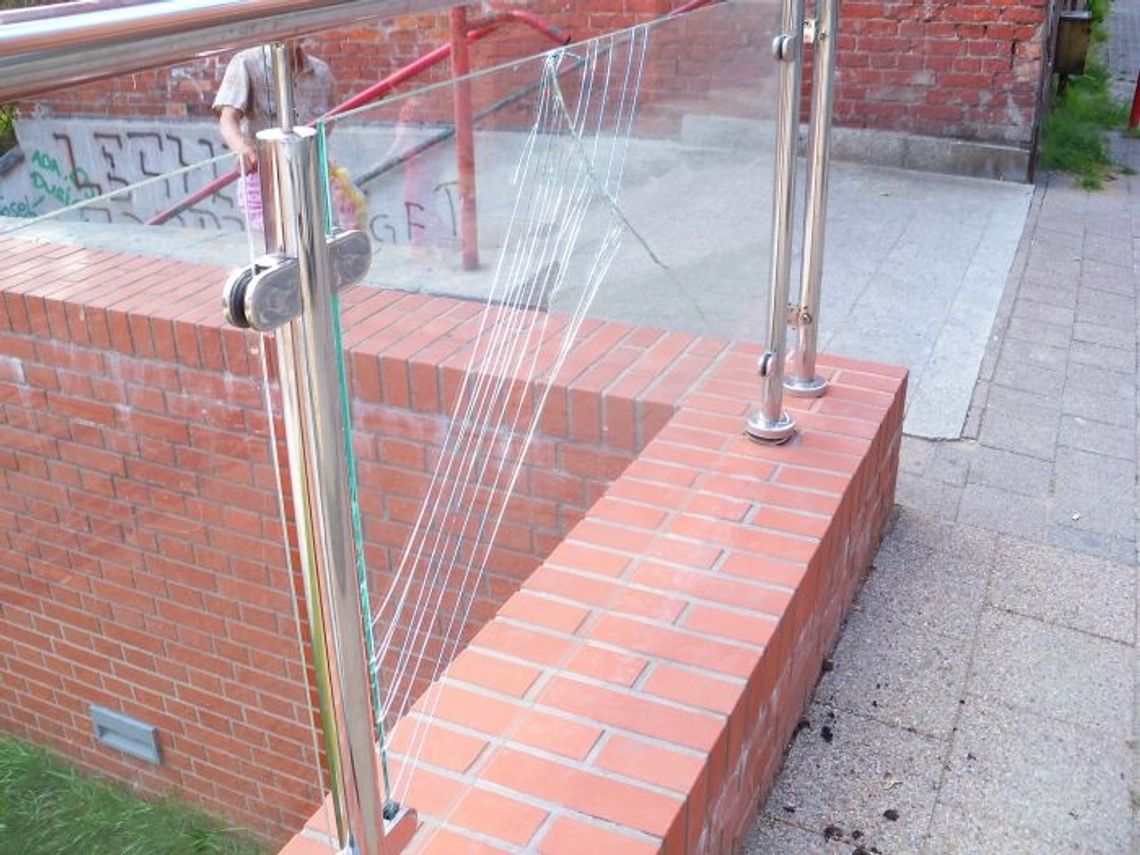 Kamieniem do sypialni. Chuligani na  Starówce