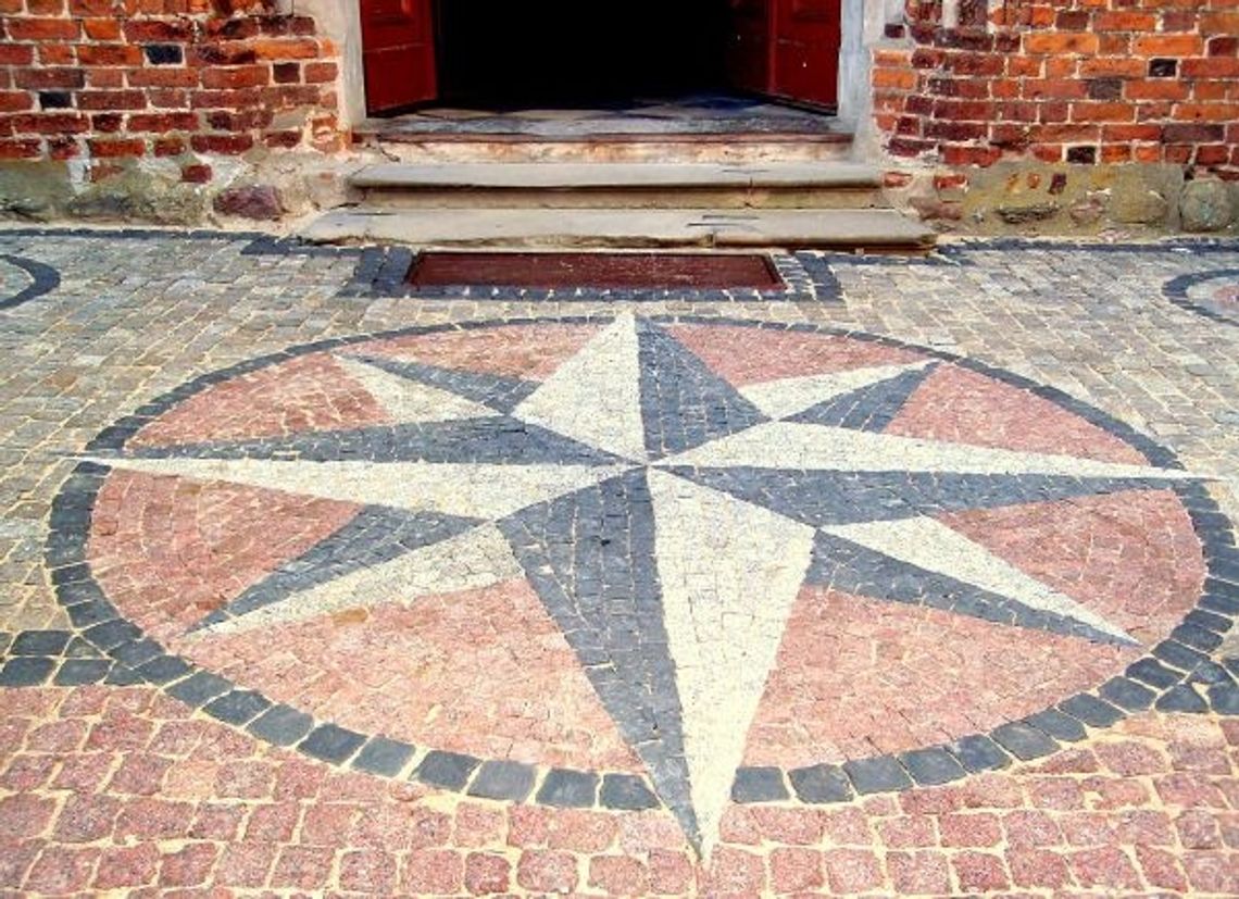 Kamienna Róża Wiatrów przed wejściem do kościoła Św. Mikołaja w Gniewie Kamienna Róża Wiatrów przed wejściem do kościoła Św. Mikołaja w Gniewie