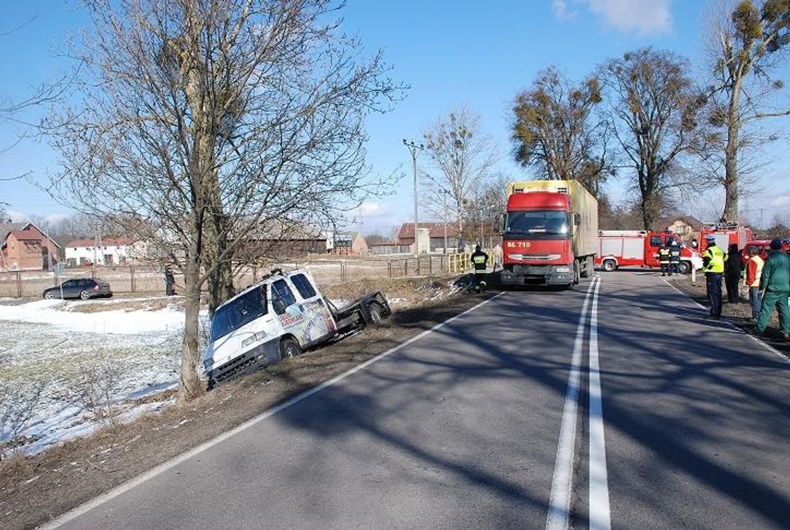 Karambol czterech samochodów – ranny kierowca ciężarówki 