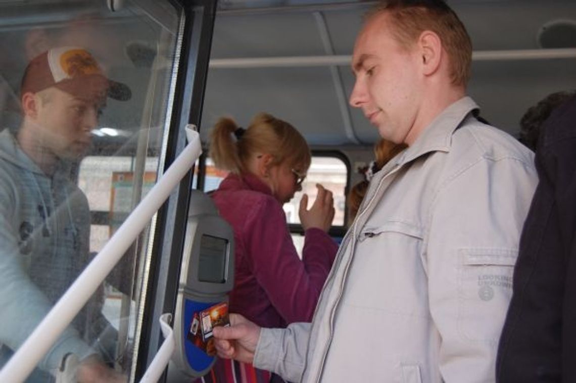 Karta miejska – sukces czy porażka? Obawy pasażerów autobusów, milczenie urzędników Karta miejska – sukces czy porażka? Obawy pasażerów autobusów, milczenie urzędników