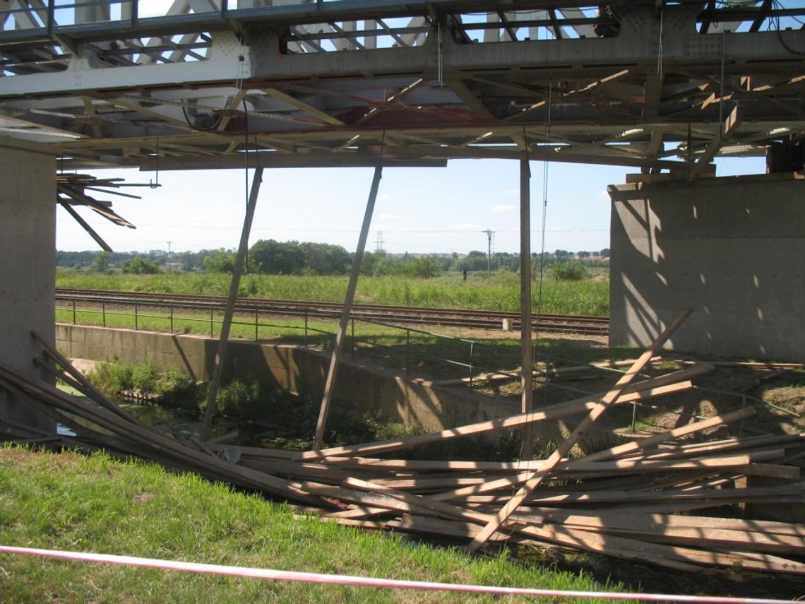 Katastrofa przy przebudowie wiaduktu. Ludzie spadali z 10 metrów do wody! Katastrofa przy przebudowie wiaduktu. Ludzie spadali z 10 metrów do wody!