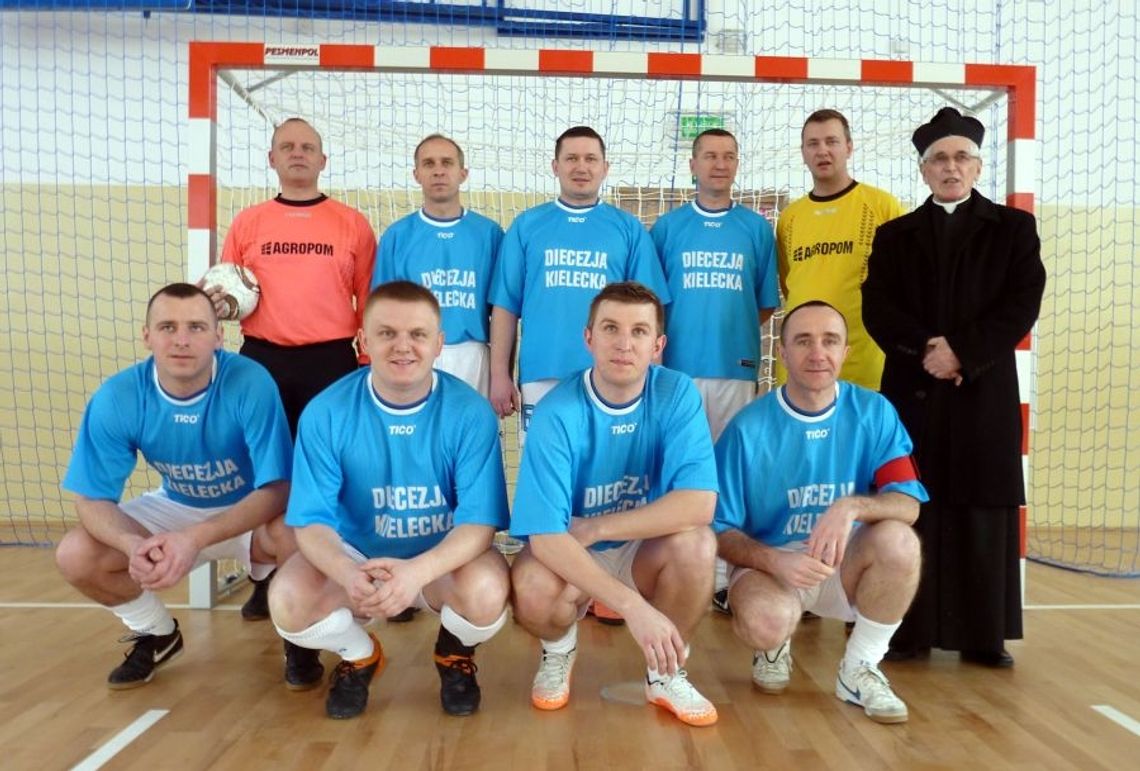 Kieleccy księża najlepszymi piłkarzami Kieleccy księża najlepszymi piłkarzami