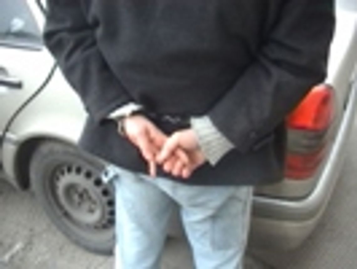 Kierował po alkoholu, uderzył w płot i uciekł Kierował po alkoholu, uderzył w płot i uciekł