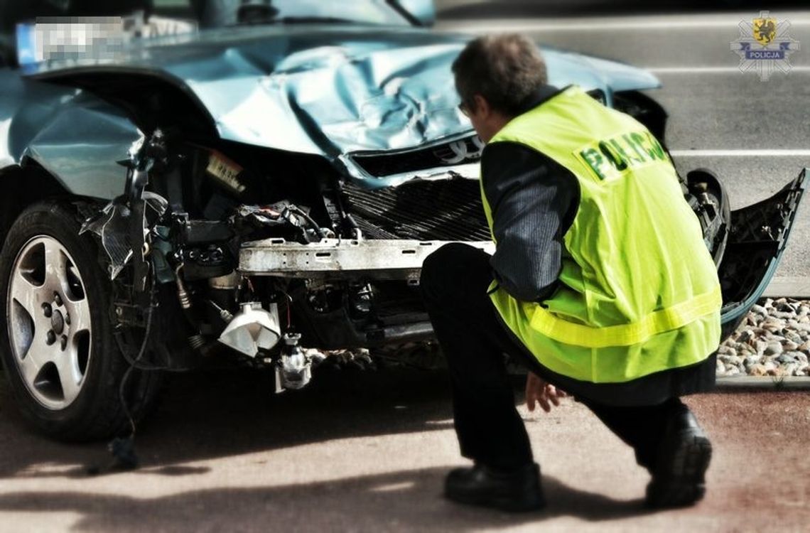 Kierowca bez wyobraźni - transporter dachował Kierowca bez wyobraźni - transporter dachował