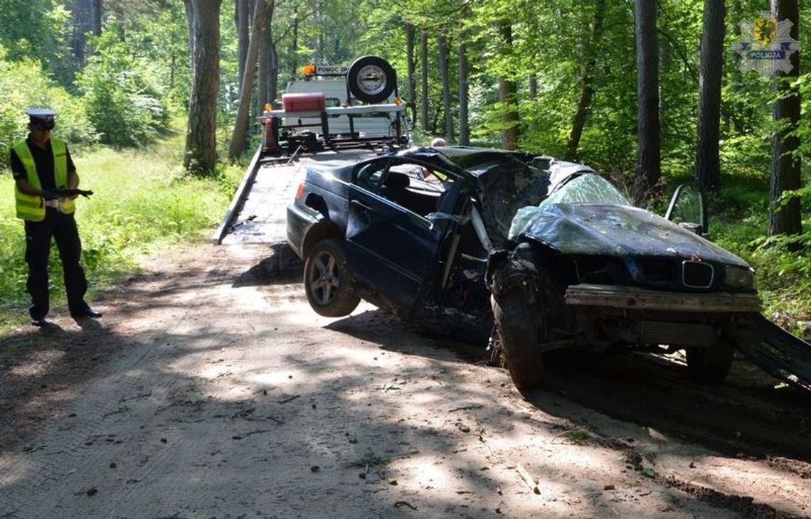 Kierowca BMW uderzył w drzewo