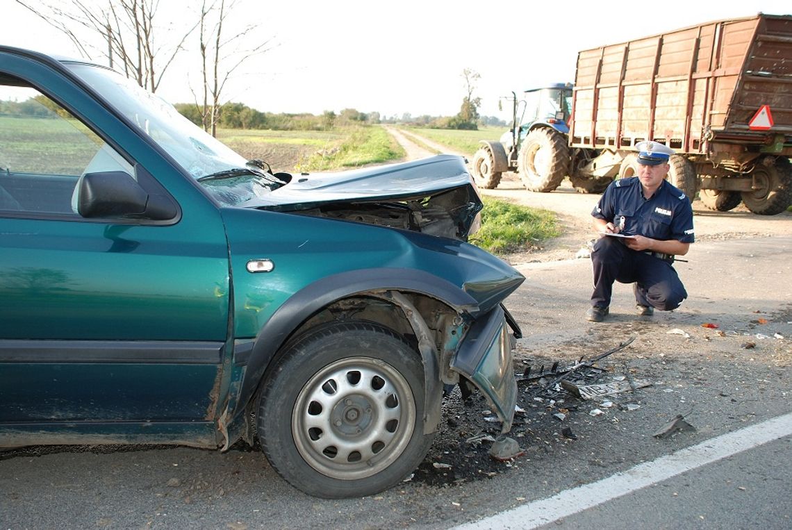 Kierowca golfa najechał na ciągnik Kierowca golfa najechał na ciągnik
