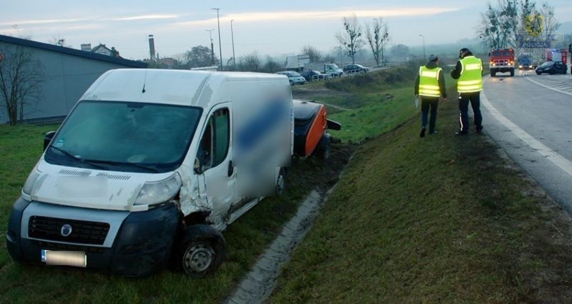 Kierowca peugota zderzył się z busem na DK91. 29-latek trafił do szpitala.