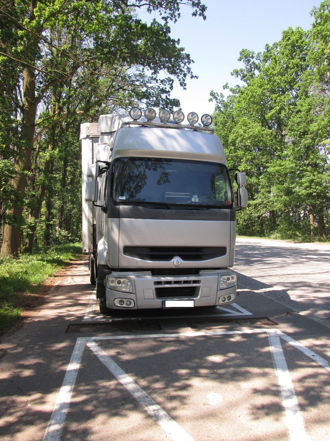 Kierowca TIR-a na bani. Musieli go trzymać, gdy wysiadał z pojazdu Kierowca TIR-a na bani. Musieli go trzymać, gdy wysiadał z pojazdu