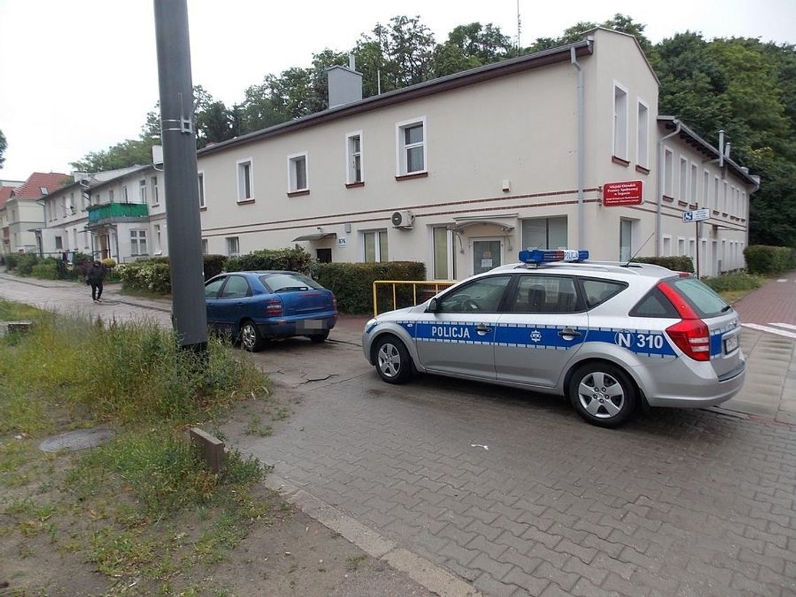  Kierowca wybiegł z auta i zaczął uciekać...