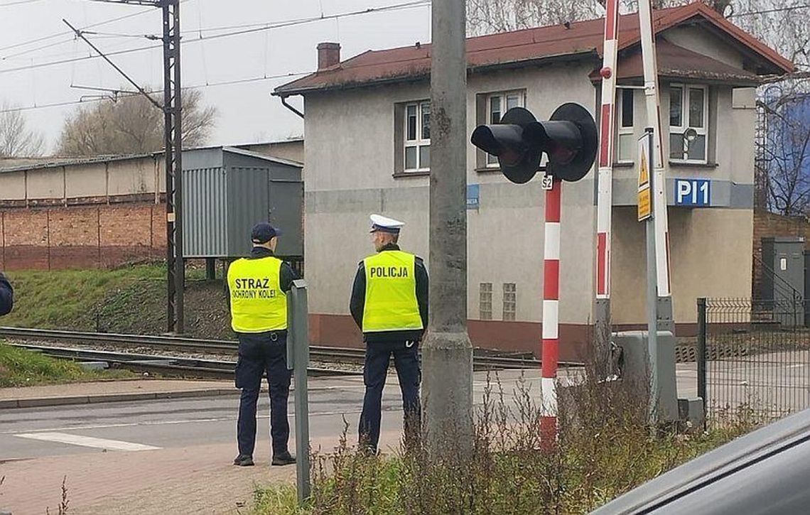 Kierowcy i piesi ignorowali czerwone światło na przejeździe kolejowym Kierowcy i piesi ignorowali czerwone światło na przejeździe kolejowym