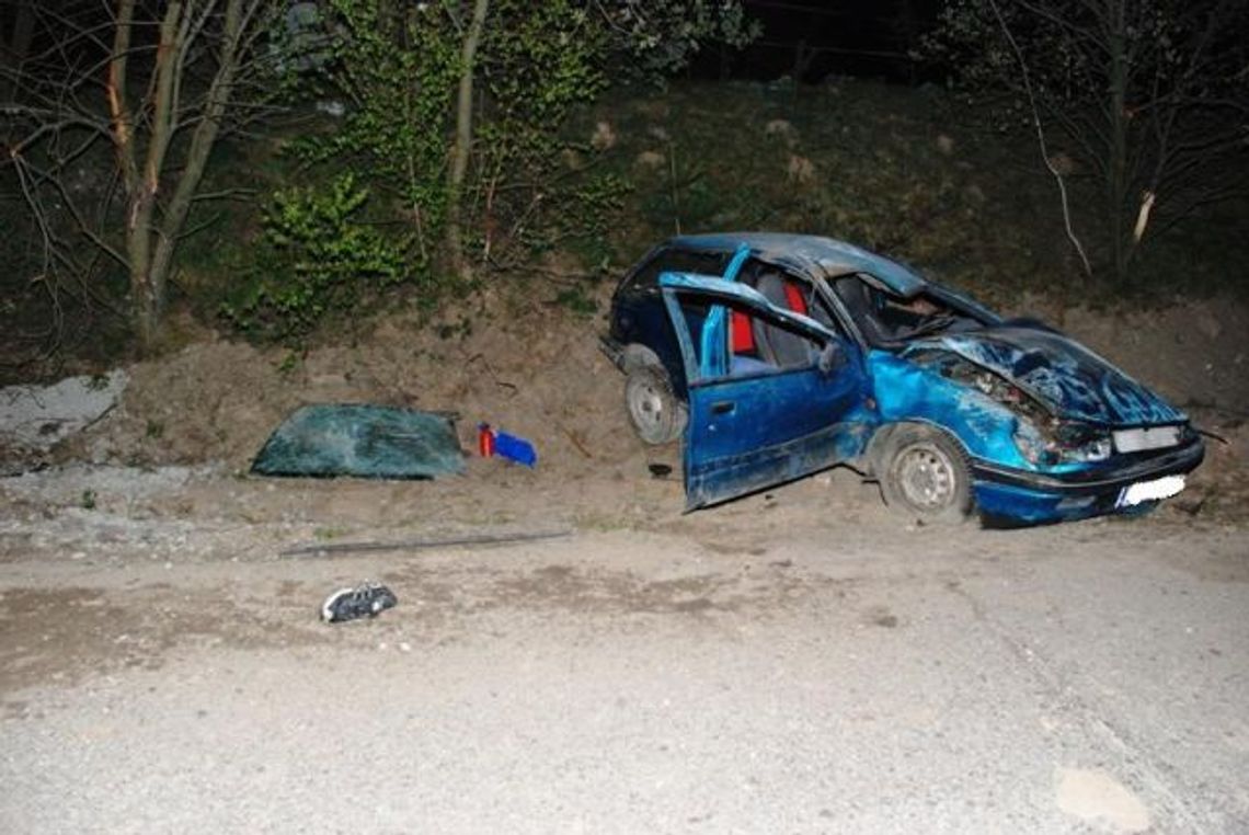 Kilkakrotnie dachował i uderzył w skarpę