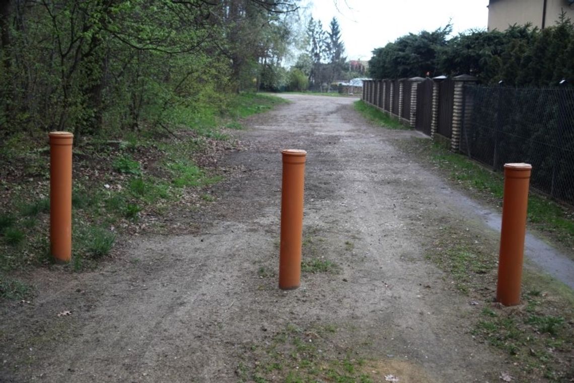 Kłopotliwe słupki na Dąbrowskiego Kłopotliwe słupki na Dąbrowskiego