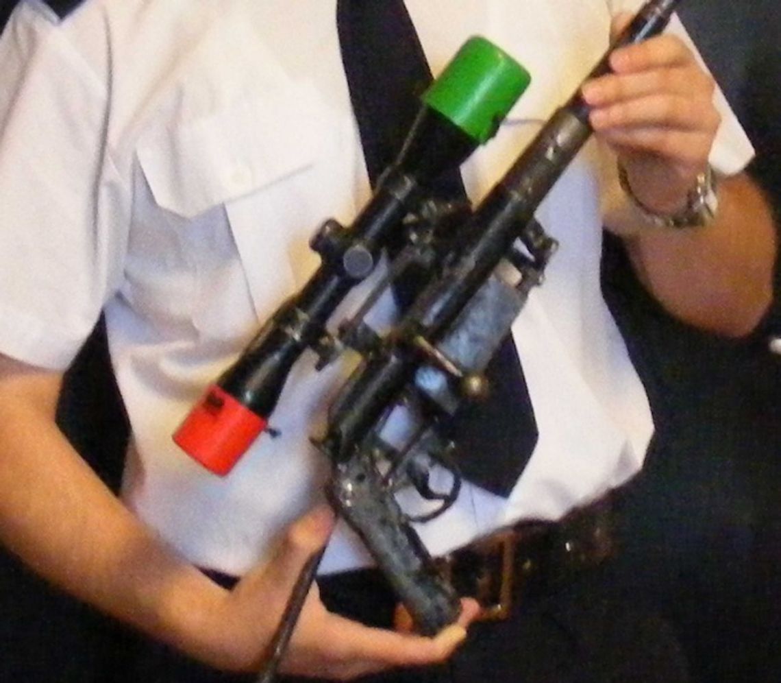 Kłusownik ze złożoną bronią Kłusownik ze złożoną bronią