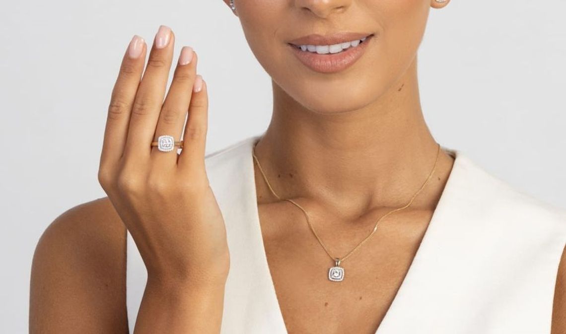 Kobiecy minimalizm – jak nosić złotą biżuterię w codziennych stylizacjach?