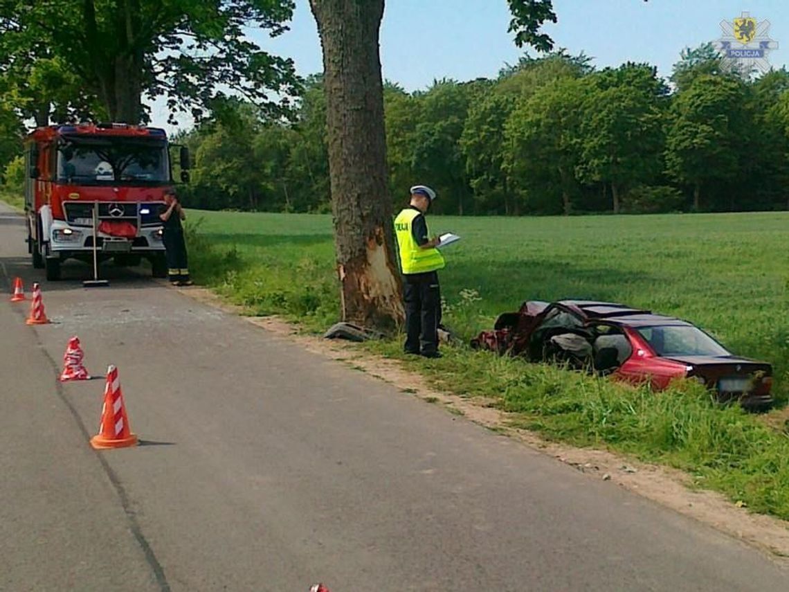 Kobieta kierująca bmw zginęła uderzając w drzewo