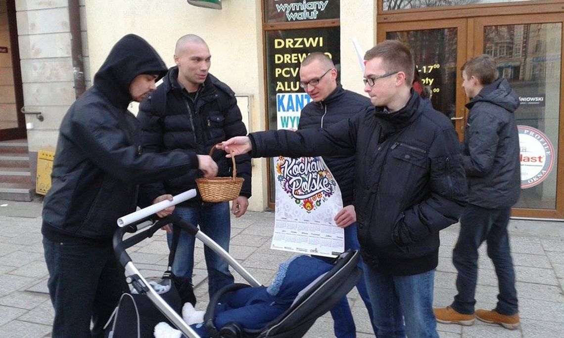 "Kocham Polskę" - akcja z okazji Walentynek na starogardzkim Rynku 