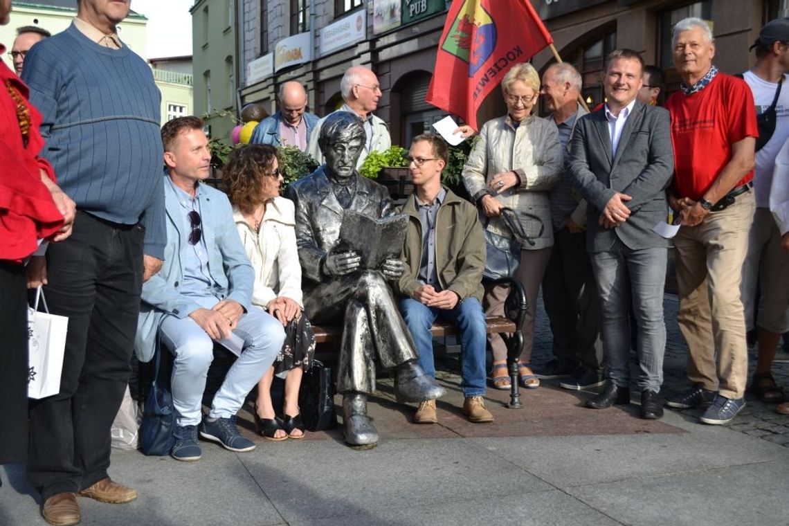 Kociewiacy u Landowskiego w 10. rocznicę śmierci poety.