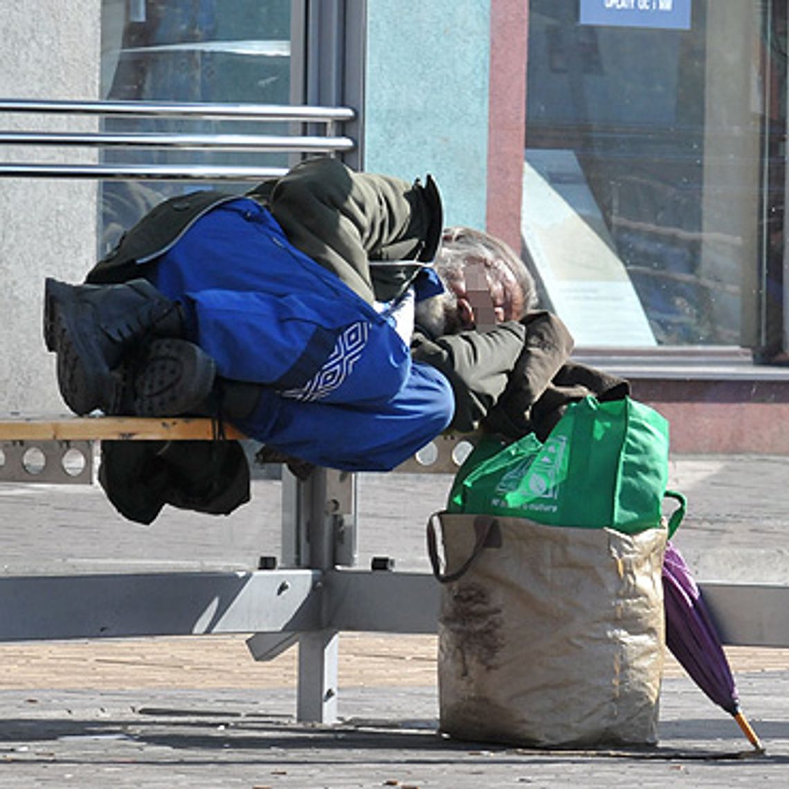 Koczowisko dla bezdomnych na dworcu. Zapaszki nie do zniesienia
