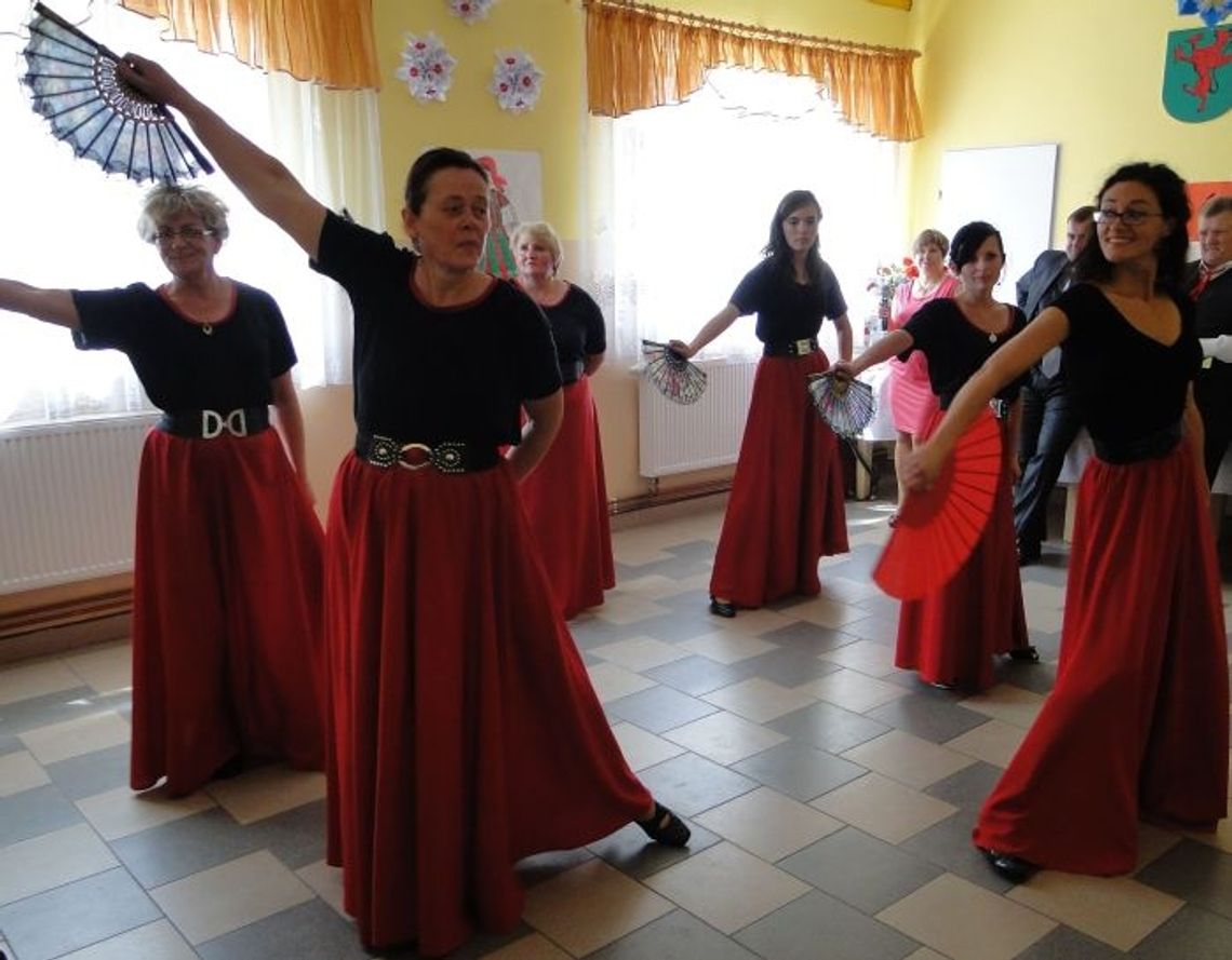 Kogut na kapeluszu i flamenco - V Gminny Turniej KGW w Szczerbięcinie Kogut na kapeluszu i flamenco - V Gminny Turniej KGW w Szczerbięcinie