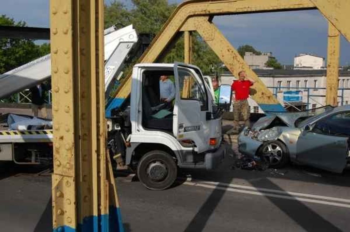 Kolejna kolizja na wiadukcie przy ul. 1 Maja w Tczewie. Ile razy jeszcze?