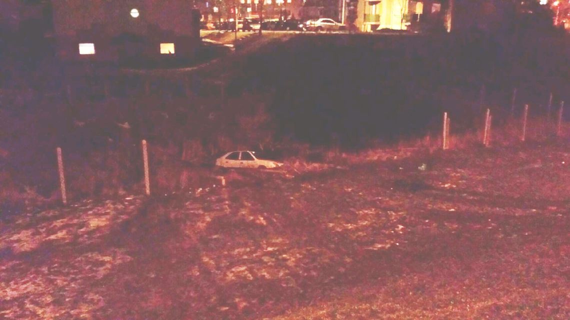 Kolejne auto „wylądowało” w stawku. Samochody staczają się do zbiornika